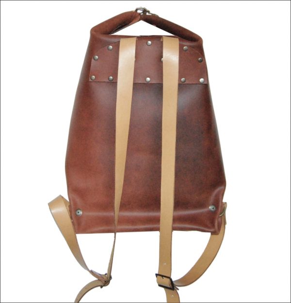 Δερματινο Backpack ONE PIECE απο δερμα Cow Hide Vintage και μεταλλικες λεπτομερειες (πισω) τιμη 128 Eu